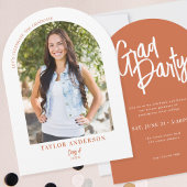 Modernes Script Arch Foto Terracotta Grad Party Einladung