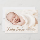 Modernes Script Baby Foto Birth Ankündigung (Vorderseite)