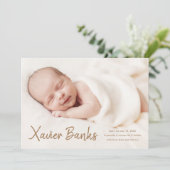 Modernes Script Baby Foto Birth Ankündigung (Stehend Vorderseite)