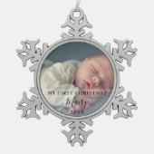 Modernes Script Baby Foto Erste Weihnachten Schneeflocken Zinn-Ornament (Vorderseite)