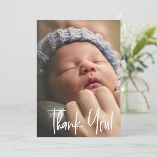 Modernes Script Baby Foto Geburtsankündigung Dankeskarte (Stehend Vorderseite)