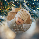 Modernes Script Baby's First Christmas Foto Keramik Ornament<br><div class="desc">Dies ist ein Weihnachtsbaumschmuck für Ihr wunderschönes Neugeborenes mit einem einfachen Foto und "Mein erstes Weihnachten" in einem eleganten und modernen, handgeschriebenen Schriftart. Personalisieren Sie dieses festliche Ornament mit Ihrem Namen, Foto und dem Jahr. Bitte kontaktieren Sie den Designer, wenn Sie Fragen oder Probleme zu diesem Design oder zu passenden...</div>