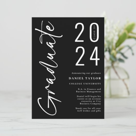 Modernes Script Black 2024 Foto Abschluss Ankündigung (Stehend Vorderseite)