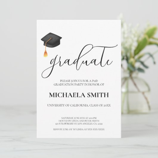 Modernes Script Black Cap Uni-Abschluß Party Einladung (Stehend Vorderseite)