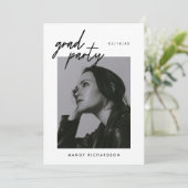 Modernes Script Black & White 2 Foto Abschluss Einladung (Stehend Vorderseite)