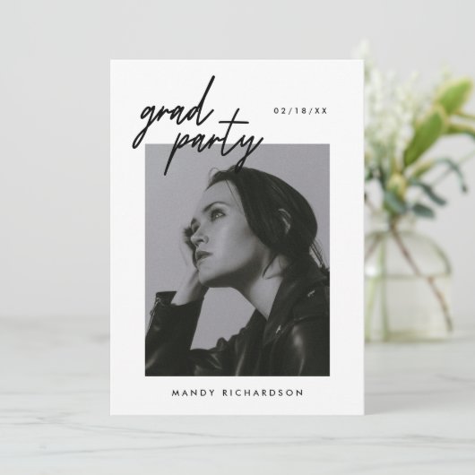 Modernes Script Black & White 2 Foto Abschluss Einladung (Stehend Vorderseite)