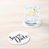 Modernes Script Black&White Wedding speichern das Runder Pappuntersetzer (Vor Ort)