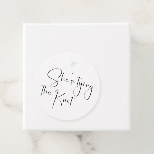 Modernes Script-Brautparty Sie bindet den Knoten Geschenkanhänger (Beispiel)