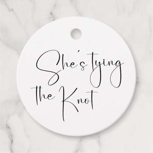 Modernes Script-Brautparty Sie bindet den Knoten Geschenkanhänger (Vorderseite)