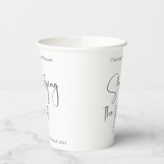 Modernes Script-Brautparty: Sie bindet den Knoten Pappbecher (Links)