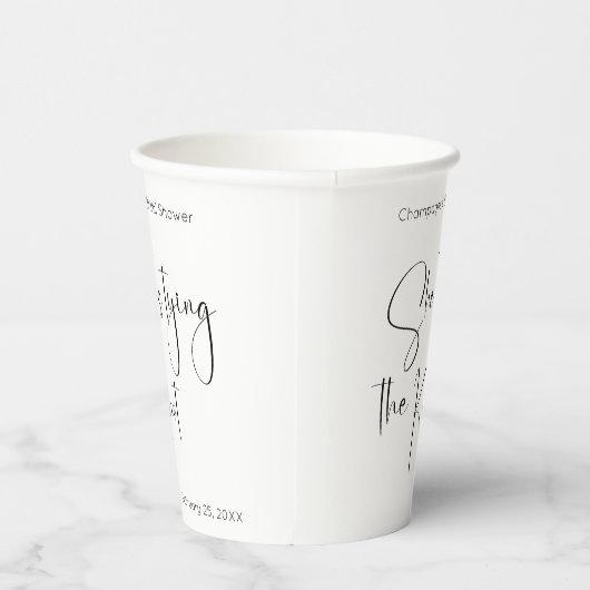 Modernes Script-Brautparty: Sie bindet den Knoten Pappbecher (Rechts)