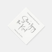 Modernes Script-Brautparty: Sie bindet den Knoten Serviette (Ecke)