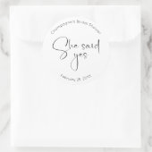 Modernes Script-Brautparty Sie sagte ja Runder Aufkleber (Tasche)