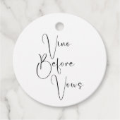 Modernes Script Brautparty Vino Before Vows Geschenkanhänger (Vorderseite)