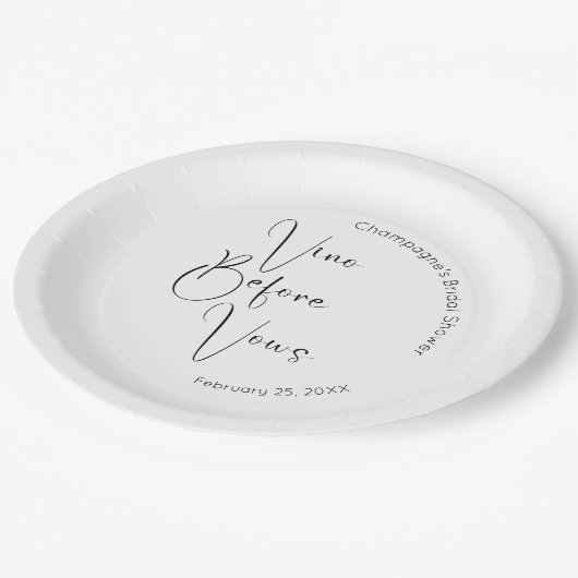 Modernes Script Brautparty Vino Before Vows Pappteller (Schrägansicht)