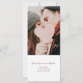 Modernes Script Burgundy in einem Foto Hochzeit  Einladung (Rückseite)