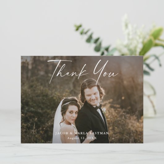 Modernes Script Calligraphy Foto Wedding Dankeskarte (Stehend Vorderseite)