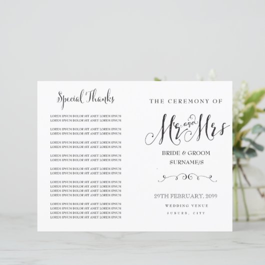 Modernes Script Calligraphy Mr & Mrs. Wedding Prog (Stehend Vorderseite)