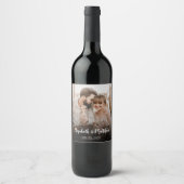 Modernes Script Couple Foto Hochzeit Flasche Gefal Weinetikett (Vorderseite)