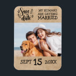 Modernes Script Couple Foto Hochzeit speichern das Magnet<br><div class="desc">Rustikaler Hund Haustier 1 Foto Personalisierte Hochzeit Speichern Sie die Datumsmagnete | Einzigartige Hochzeit Speichern Sie die Datumsmagnete mit einem Bild | "Meine Menschen werden heiraten" Funny Wedding Magnete aufnehmen Idee für Hundeliebhaber |</div>