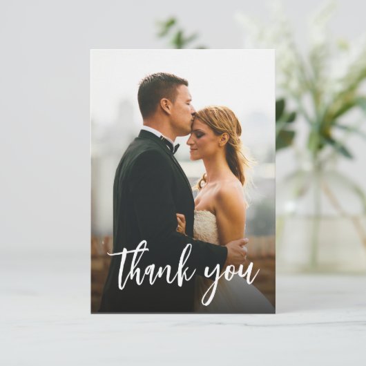 Modernes Script Custom 2 Wedding Fotos Dankeskarte (Stehend Vorderseite)