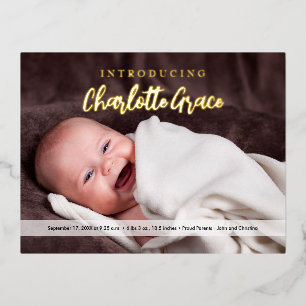 Modernes Script Custom Baby Girl Foto Elegant Folien Feiertagspostkarte
