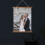 Modernes Script Custom Wedding Foto Keepake Hangin Wandteppich Mit Holzrahmen<br><div class="desc">Modernes,  benutzerdefiniertes Foto-Hanging-Tapestry mit Ihrem Hochzeitsgeschenk oder Verlobung-Foto der Wahl,  mit modernen handgeschriebenen Skripten für Ihre Namen. Lade dein Foto auf diesen hängenden Leinwand als Wohngestaltung für dich hoch oder gib als Geschenk.</div>