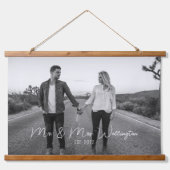 Modernes Script Custom Wedding Foto Keepake Wandteppich Mit Holzrahmen (Vorne)