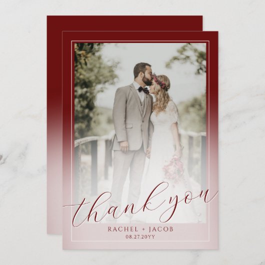 Modernes Script Dunkelrot 2-Foto Hochzeit Vielen D Dankeskarte (Vorne/Hinten)