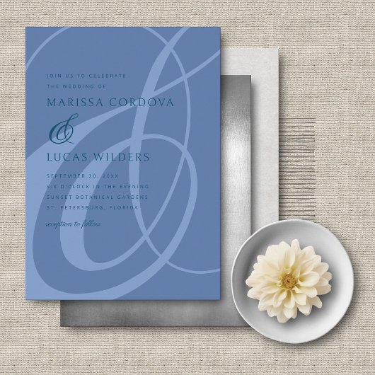 Modernes Script dusty Blue Ampersand Hochzeit Einladung