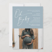 Modernes Script Dusty Blue Foto Boy Baby Shower Einladung (Vorderseite)