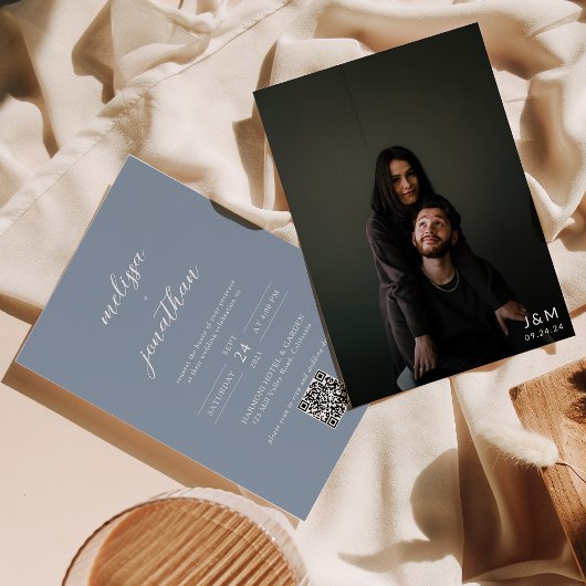Modernes Script Dusty Blue Monogram QR Code Hochze Einladung