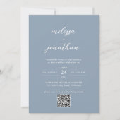 Modernes Script Dusty Blue Monogram QR Code Hochze Einladung (Vorderseite)