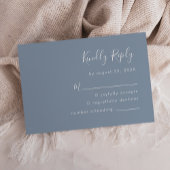 Modernes Script Dusty Blue Wedding RSVP Karte