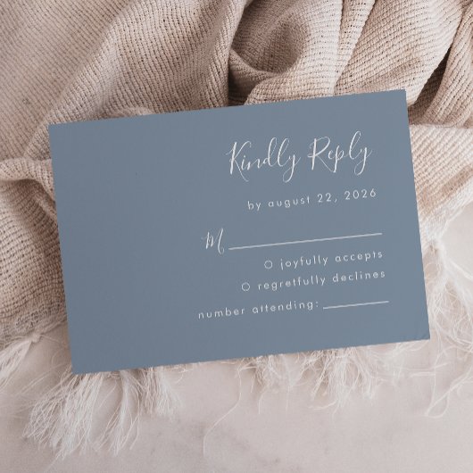 Modernes Script Dusty Blue Wedding RSVP Karte