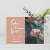 Modernes Script Dusty Coral Foto Save the Date Ankündigung (Stehend Vorderseite)