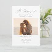 Modernes Script Elegant Beach Wedding Foto Einladung (Stehend Vorderseite)