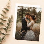 Modernes Script Elegant Wedding Foto Save The Date<br><div class="desc">Erleben Sie das Wesen Ihrer Liebe mit unserem modernen Script Elegant Wedding Foto Save the Date. Diese Karte zeigt Ihnen zwei atemberaubende Foto mit Bleichlauben, die Ihre romantischen Momente in einer rustikalen Landschaft zeigen. Das elegante, handgeschriebene Kalligraphieskript verleiht eine Touch von Eleganz, während das moderne Layout eine stilvolle und schicke...</div>