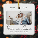 Modernes Script Elegante New Zuhause Sweet Zuhause Keramikornament<br><div class="desc">Dieses moderne Skript-Foto OUR NEW ZUHAUSE Ornament enthält zwei Ihrer Lieblings-Fotos (vorne und hinten) Ihres neuen Hauses sowie Ihren Familiennamen und Ihr Datum. Dieser stilvolle Sake für neue Hausbesitzer wird Sie an Ihren großen,  sich bewegenden Tag für Jahrzehnte erinnern.</div>