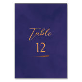 Modernes Script Emerald Lila und Gold Wedding Tischnummer (Vorderseite)