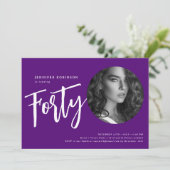 Modernes Script Foto 40. Geburtstag Party Lila Einladung (Stehend Vorderseite)