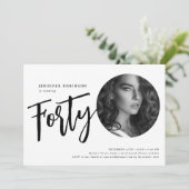 Modernes Script Foto 40. Geburtstag Schwarz & Weiß Einladung (Stehend Vorderseite)