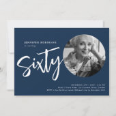 Modernes Script Foto 60. Geburtstag Navy Blue Einladung (Vorderseite)