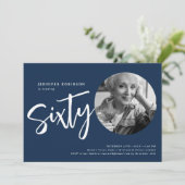 Modernes Script Foto 60. Geburtstag Navy Blue Einladung (Stehend Vorderseite)