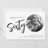 Modernes Script Foto 60. Geburtstag Schwarz & Weiß Einladung (Vorderseite)