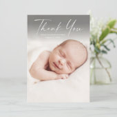 Modernes Script-Foto Baby Dankeskarte (Stehend Vorderseite)