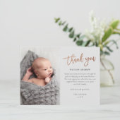 Modernes Script-Foto Baby Dankeskarte (Stehend Vorderseite)