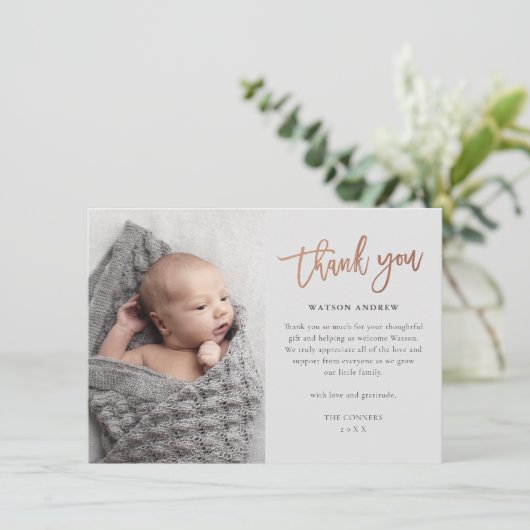 Modernes Script-Foto Baby Dankeskarte (Stehend Vorderseite)