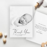 Modernes Script-Foto Baby Dankeskarte<br><div class="desc">Modernes Script Foto Baby Danke Karte. Der Rücken enthält eine generische Danksagung,  dass Sie personalisieren oder entfernen können,  wenn Sie es vorziehen,  schreiben Sie Ihren Dank.</div>