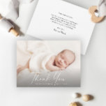 Modernes Script-Foto Baby Dankeskarte<br><div class="desc">Modernes Script Foto Baby Danke Karte. Der Rücken enthält eine generische Danksagung,  dass Sie personalisieren oder entfernen können,  wenn Sie es vorziehen,  schreiben Sie Ihren Dank.</div>